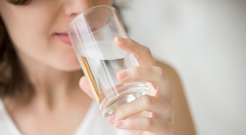 هل شرب الماء يوسع المعدة بعد التكميم؟