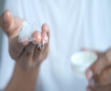 علاج الصدفية بالفازلين: هل هو ممكن؟