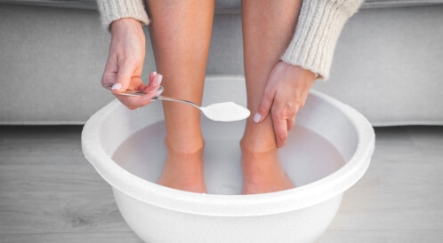 تقشير القدمين بيكربونات الصوديوم: 3 طرق فعّالة