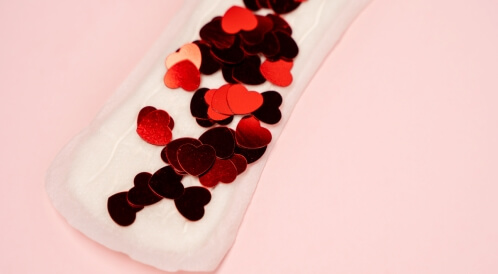 الدم الأسود في الدورة: الأسباب والعلاج