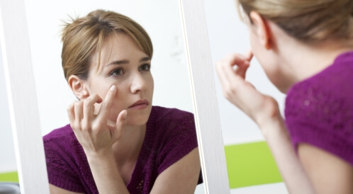 انتفاخ الوجه في الصباح: دليلك الشامل