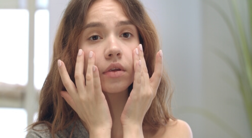 انتفاخ الوجه بسبب الكلى: الأسباب والعلاجات