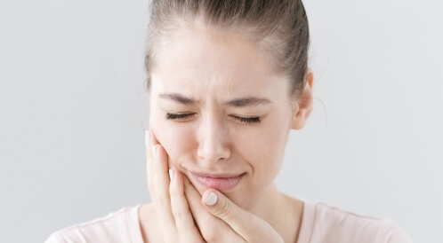 هل التهاب الأسنان يسبب انتفاخ الغدد اللمفاوية؟