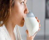 هل شرب الحليب يرفع هرمون الحليب؟