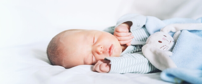 عدد ساعات نوم الطفل حديث الولادة