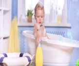 فائدة الاستحمام للطفل الرضيع