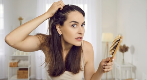 بقع بنية في فروة الرأس: الأسباب والعلاج