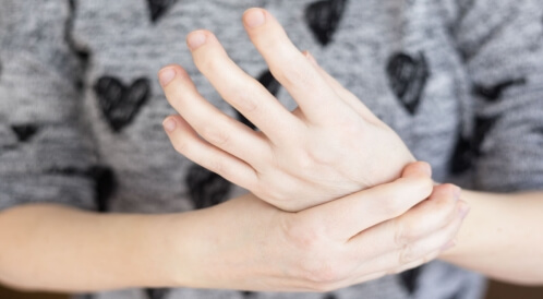 كهرباء في اليد اليسرى: أبرز الأسباب