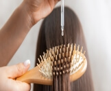 حل تساقط الشعر للنساء طبيًا وطبيعيًا