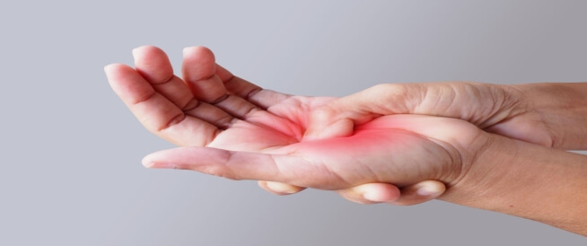 هل سرطان الثدي يسبب ألم في اليد؟