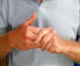 تنميل اليد اليمنى: أبرز الأسباب والطرق العلاجية