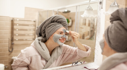 تقشير البشرة الجافة: أبرز الفوائد والخلطات