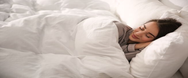 يمكن أن تساعد البطانيات الثقيلة على النوم