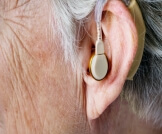 كيف يمكن أن تساعد الأجهزة المساعدة على السمع في الوقاية من الخرف؟