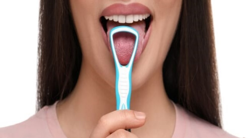 تفريش اللسان: هل تقوم بخطأ طبي؟