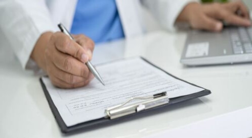 تضخم البروستاتا الحميد: الأعراض، الأسباب، وخيارات العلاج