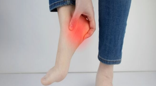 هل يمكن علاج ألم كعب القدم في المنزل؟