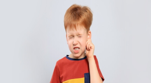 ألم الأذن عند الأطفال: الأسباب والعلاج