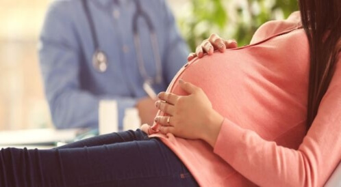 لماذا تصاب بعض السيدات الحوامل بسلس البول؟