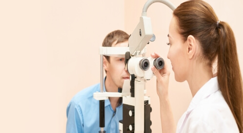 ما هي أسباب المياه البيضاء عند الشباب؟