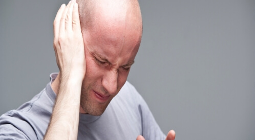 ما هي طرق علاج طنين الأذن في المنزل؟