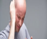 ما هي طرق علاج طنين الأذن في المنزل؟