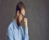 هل احمرار العين خطير؟