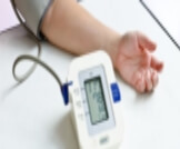 قياس ضغط الدم في المنزل: أفضل وقت وأهمية أخذ عدّة قراءات!