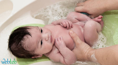 بالفيديو: طريقة استحمام الرضيع