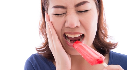 كيف تقلل من ألم حساسية الأسنان وتعالجها
