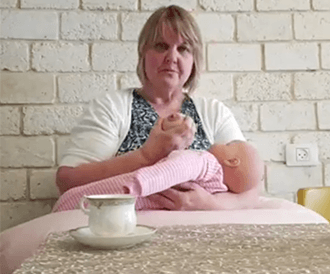 عن الرضاعة الطبيعية مع كارولين مكالفين