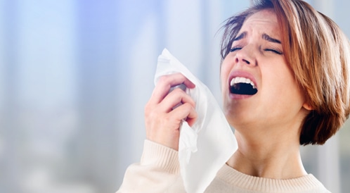 لماذا نغلق أعيننا عند العطس؟