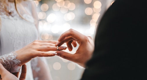 هل إصبع خاتم الزواج هو الأضعف؟