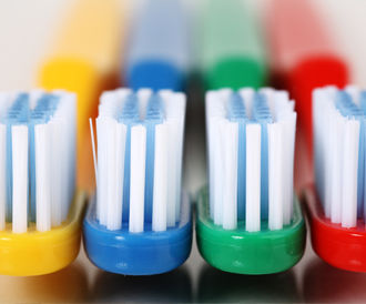 بالفيديو: كيف تختار فرشاة الأسنان؟