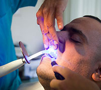 عملية تبيض الاسنان