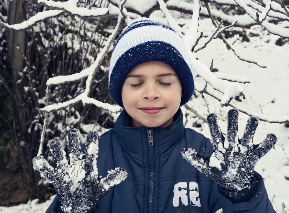 صبي يلعب في الثلج