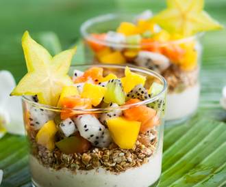 لبن بالفواكه والبذور والحبوب الكاملة 