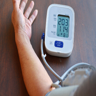 تشير القراءات العالية في جدول قياس الضغط إلى ارتفاع ضغط الدم