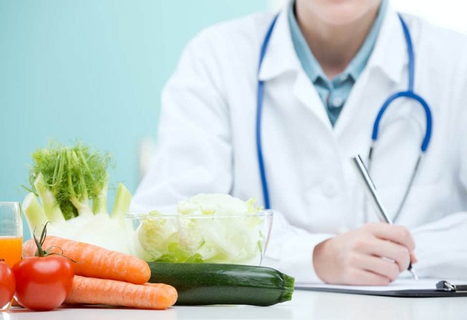 صورة لمختص ينصح بتناول الخضار والفواكه
