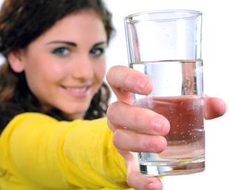 صورة مرأة تشرب الماء
