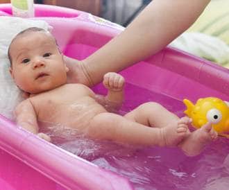 صورة لطفل يستحم