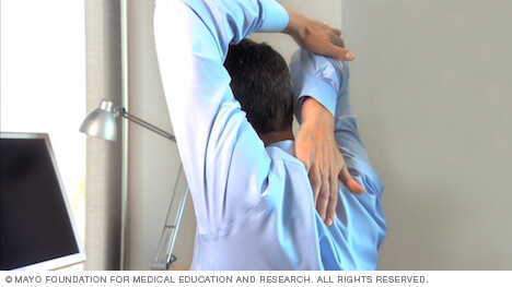 مد وإطالة أعلى الذراع