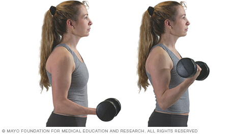 تمرين ثني عضلة الذراع الثنائية باستخدام ثِقل حديدي