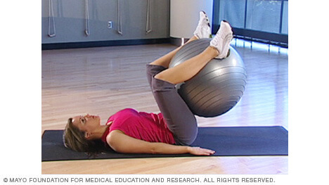 رفع الكرة بالعضلات البطنية