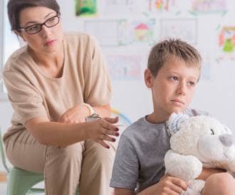 طفل حزين وشاحب الوجه وتبدو عليه علامات فقدان الشهية 