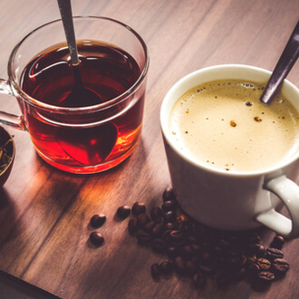 تجنب الشاي والقهوة من نصائح لتقليل ألم الثدي قبل الدورة.