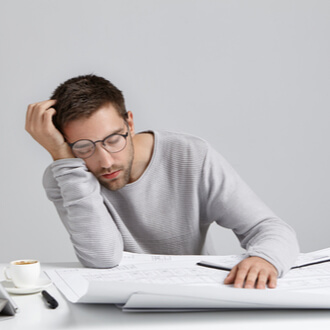 التعب والإعياء من أعراض اضطرابات الغدة الدرقية عند النساء.