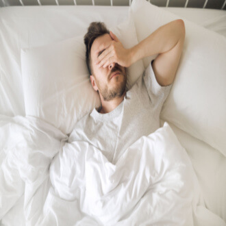 عادات النوم الخاطئة من أسباب رعشة الجسم أثناء النوم