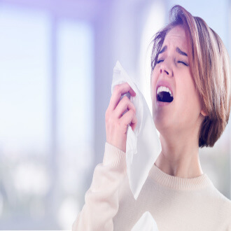 العطس من أسباب ظهور البقع الحمراء في العين