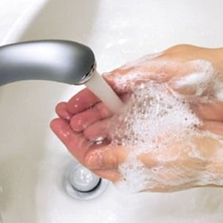 غسل اليدين المتكرر من اعراض الوسواس القهري